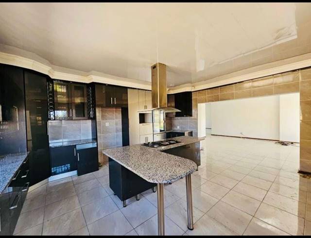 4 BEDROOM FREEHOLD TO LET IN MODEL PARK